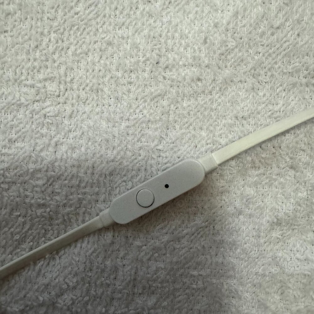 JBL In-Ear Headphone with One-Button Remote, White - Picture 5 of 6